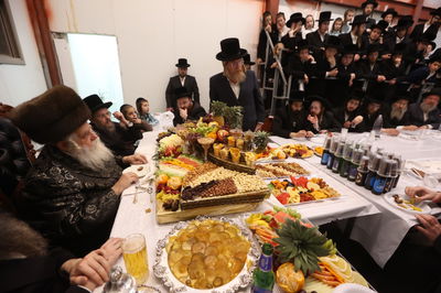 האדמו"ר מקאסוב ויז'ניץ בטיש ט"ו בשבט