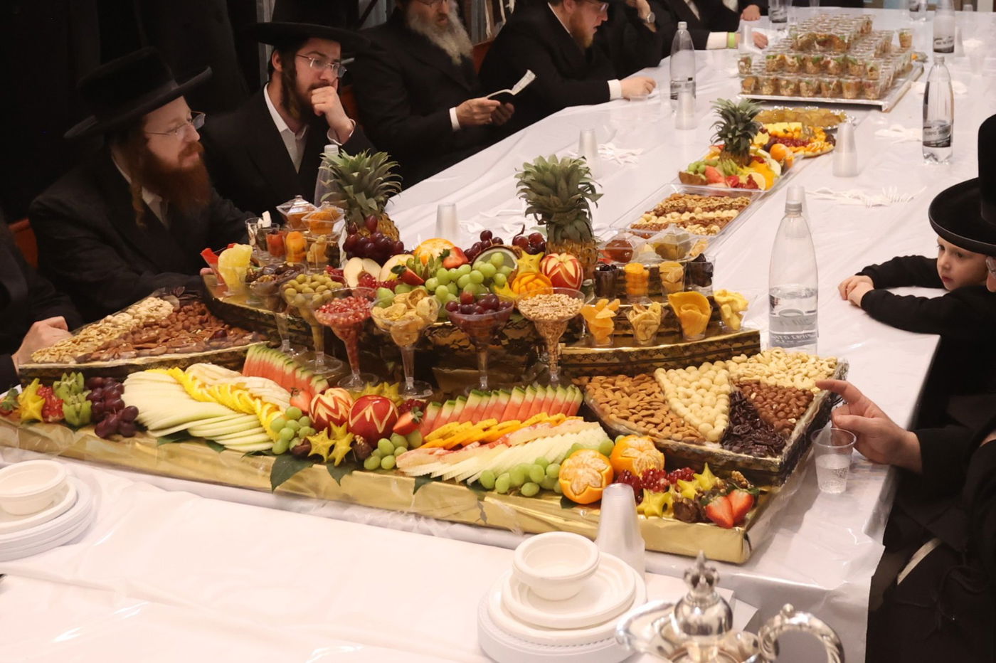 האדמו"ר מקאסוב ויז'ניץ בטיש ט"ו בשבט