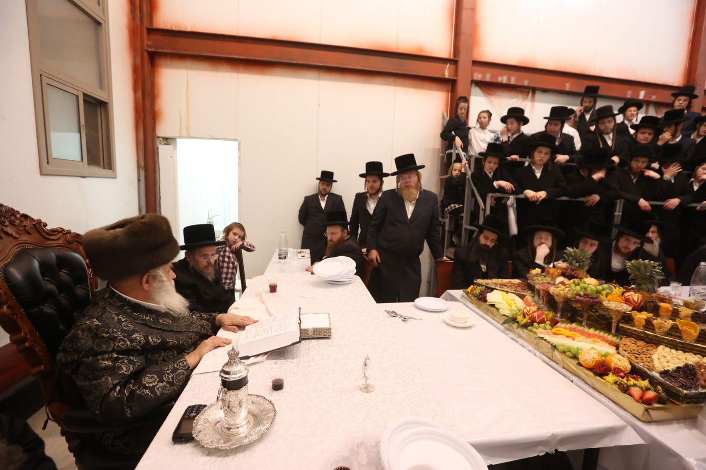 האדמו"ר מקאסוב ויז'ניץ בטיש ט"ו בשבט