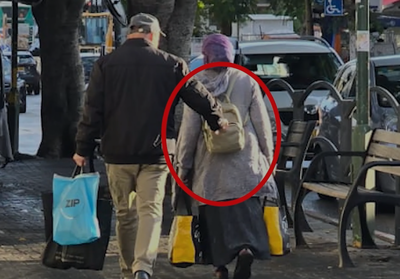 תיעוד בלתי נתפס מזמן אמת: כך פעל הכייס בן ה-60 וגנב ארנקים מעשרות קשישים