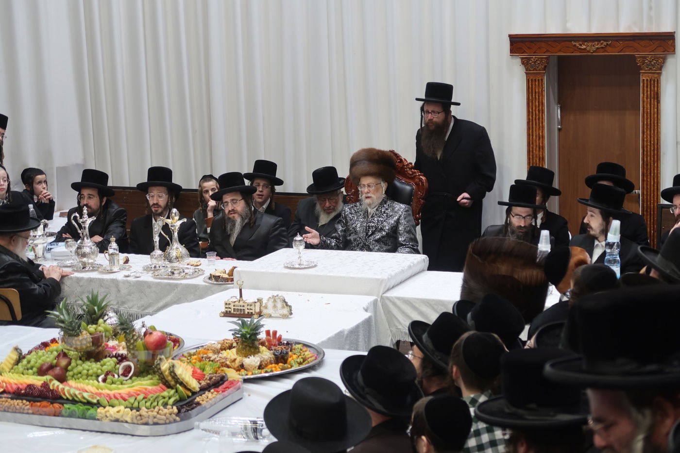 האדמו"ר מסערט ויז'ניץ בטיש ט"ו בשבט