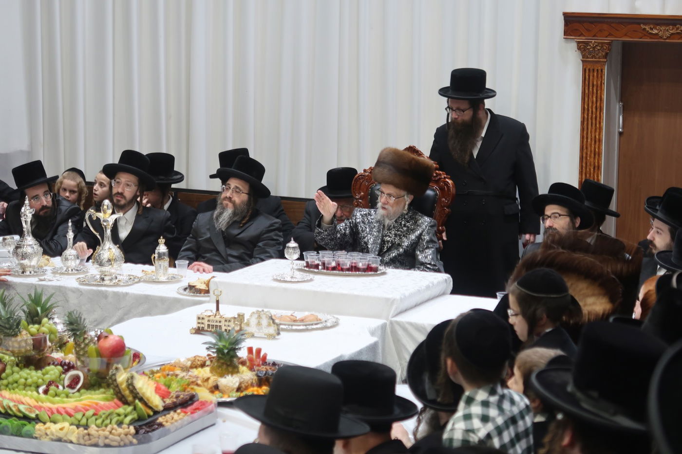 האדמו"ר מסערט ויז'ניץ בטיש ט"ו בשבט