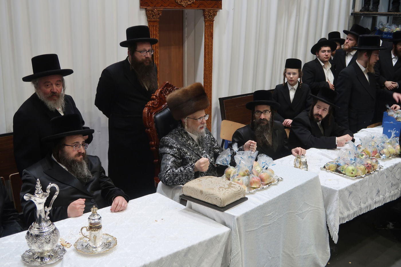 האדמו"ר מסערט ויז'ניץ בטיש ט"ו בשבט