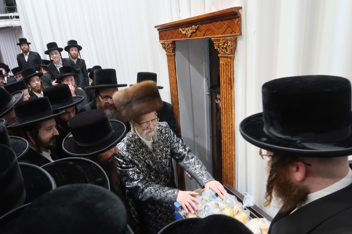 האדמו"ר מסערט ויז'ניץ בטיש ט"ו בשבט