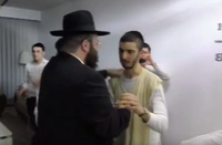 המשטרה הצבאית פשטה על ביתו של תלמיד ישיבה באור יהודה; מאות מפגינים הוזעקו ומנעו את המעצר