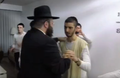 המשטרה הצבאית פשטה על ביתו של תלמיד ישיבה באור יהודה; מאות מפגינים הוזעקו ומנעו את המעצר