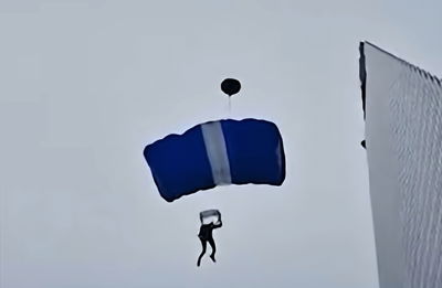 בלב פריז: שני צנחנים הסתננו למגדל המשולש - וצנחו מגובה רב לרחוב הסואן