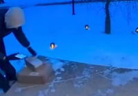 השליח מחוץ לדלת. מתוך הסרטון הויראלי