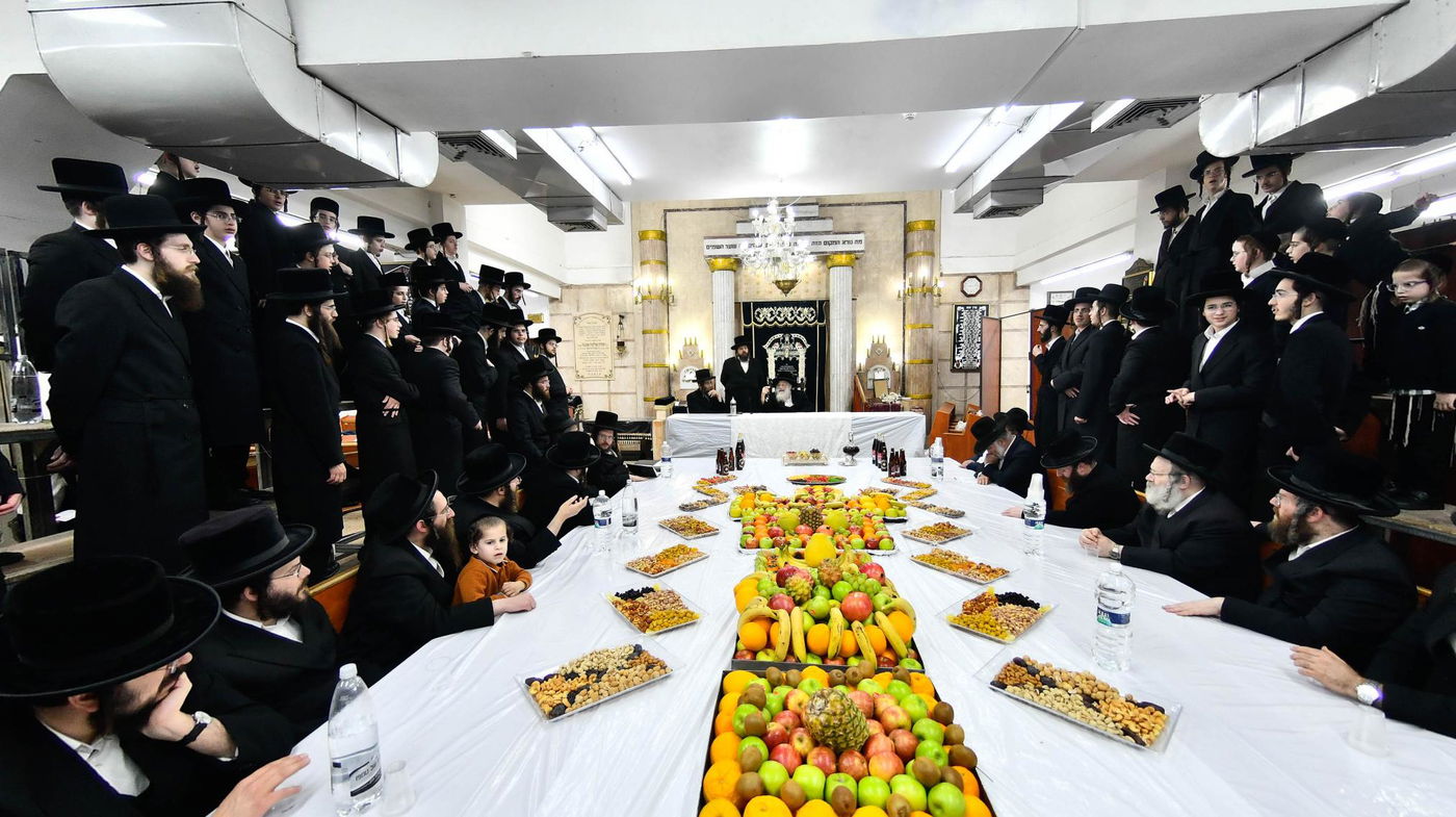 האדמו"ר מחוג חתם סופר בטיש ט"ו בשבט