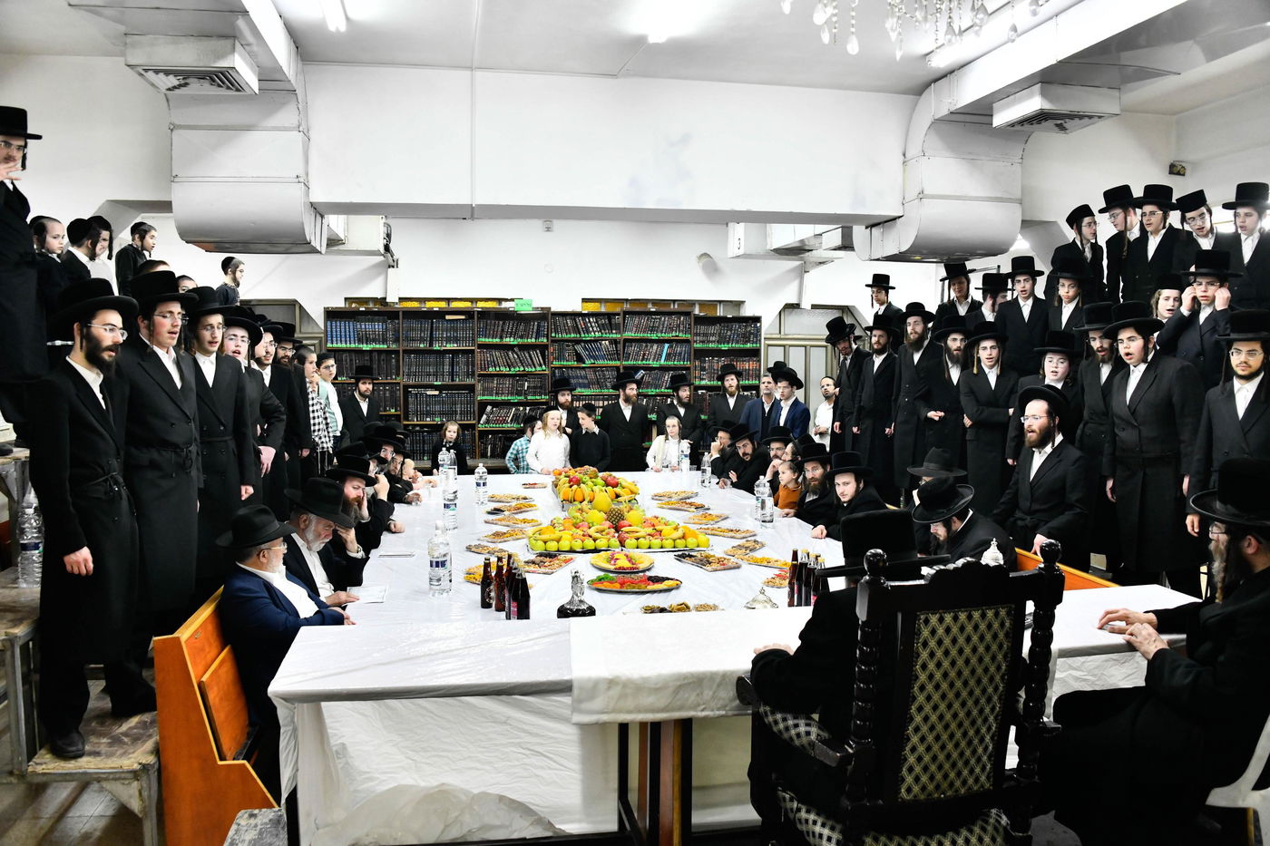 האדמו"ר מחוג חתם סופר בטיש ט"ו בשבט