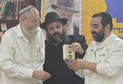 אב החטוף התרגש: קיבל את הספר שהודפס לא הרחק מביתו של סינוואר