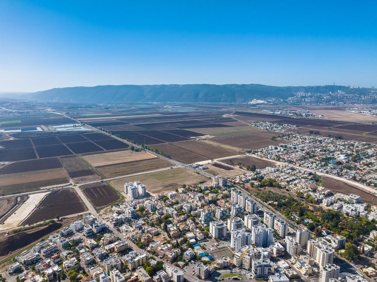 הקרקע אינה ממתינה להחלטה עתידית כללית, אלא נמצאת בתוך תהליך שמתקדם הלכה למעשה