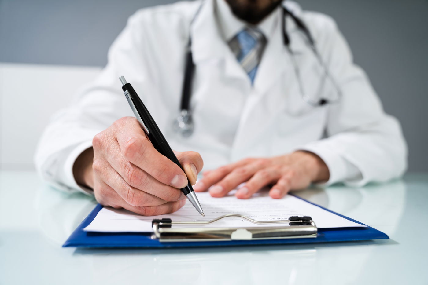 רופא חותם על מסמך, אילוסטרציה