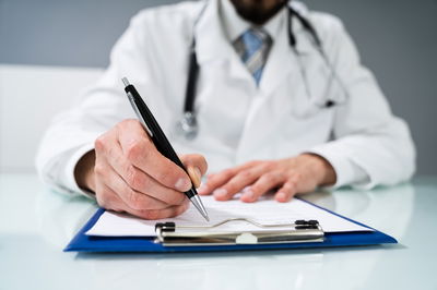 רופא חותם על מסמך, אילוסטרציה