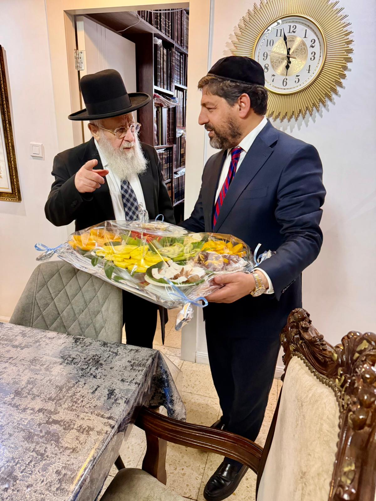 רב הסלבס מגיש את מגש הפירות לראשון לציון 