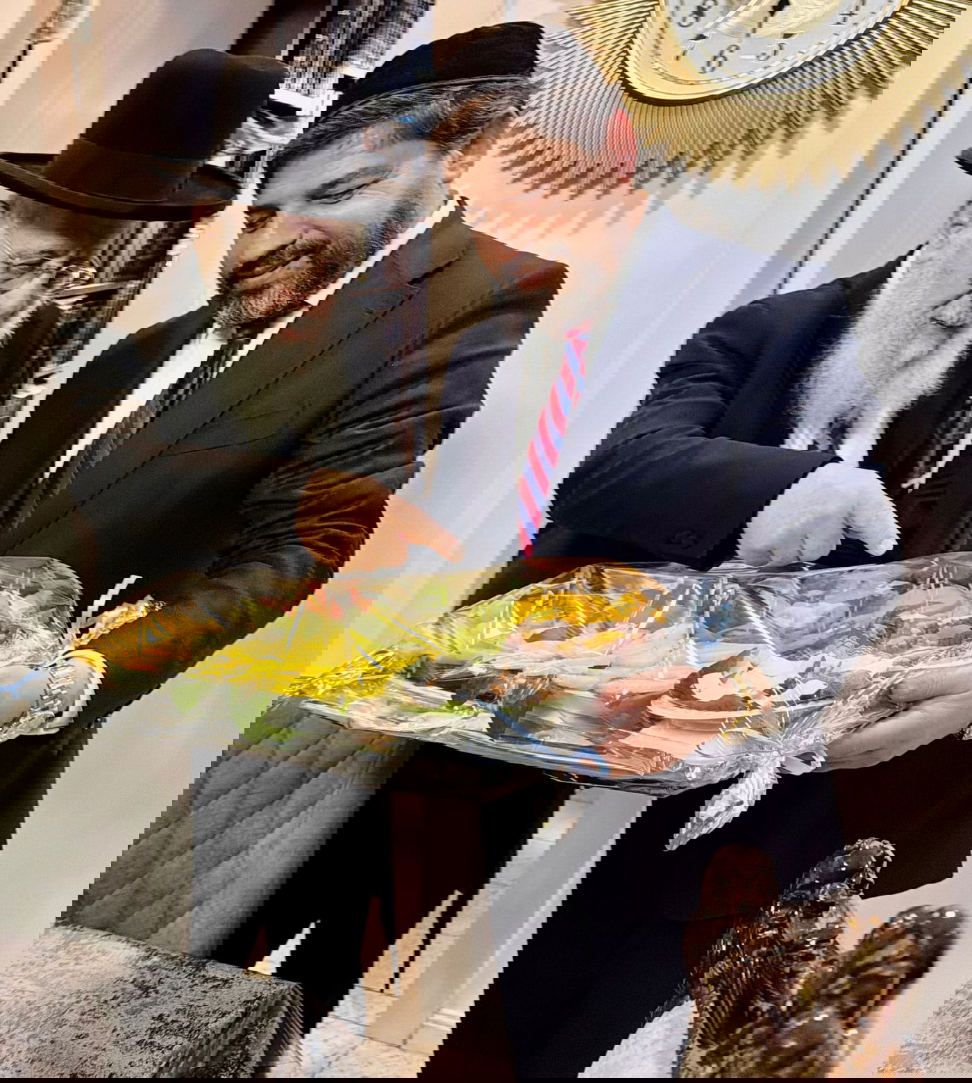 רב הסלבס מגיש את מגש הפירות לראשון לציון 