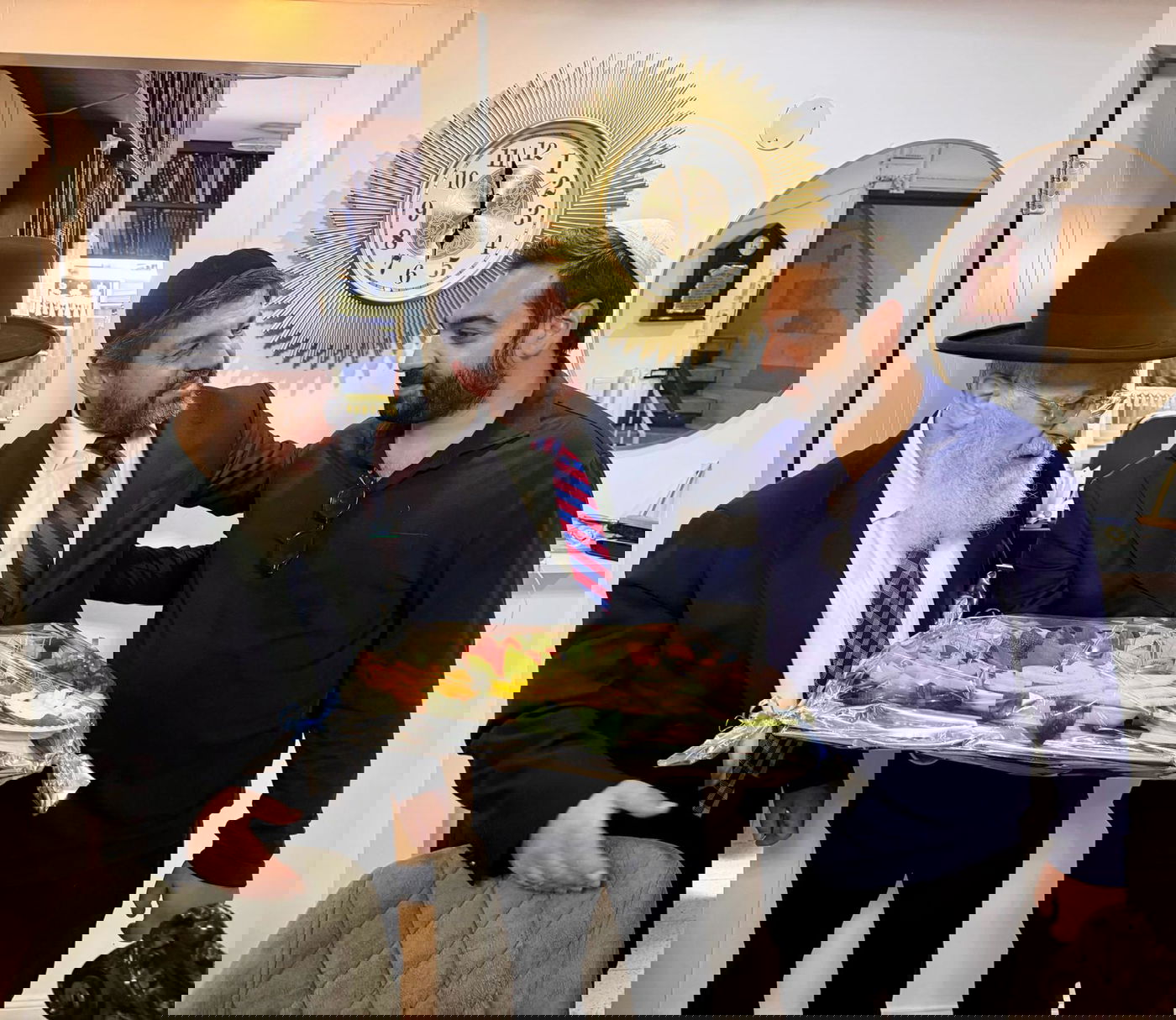 רב הסלבס יחד עם בנו בן ציון מגיש את מגש הפירות לראשון לציון 