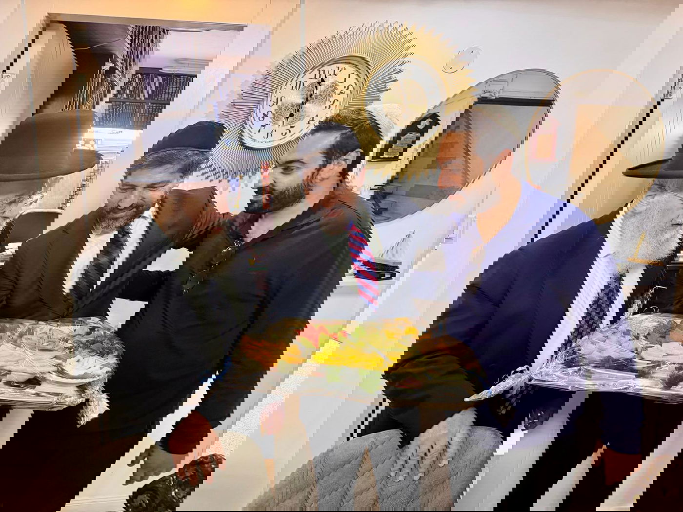 רב הסלבס יחד עם בנו בן ציון מגיש את מגש הפירות לראשון לציון 