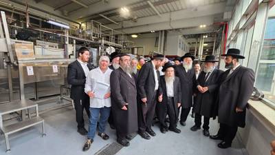 מפעל קוקה קולה בכשרות הרב לנדא עובר הכשרה לפסח