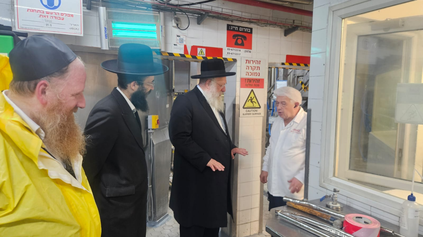 מפעל קוקה קולה בכשרות הרב לנדא עובר הכשרה לפסח