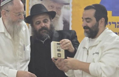 אב החטוף התרגש: קיבל את הספר שהודפס לא הרחק מביתו של סינוואר