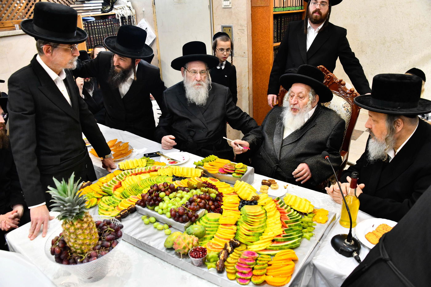 טיש ט"ו בשבט בחצה"ק נאראל