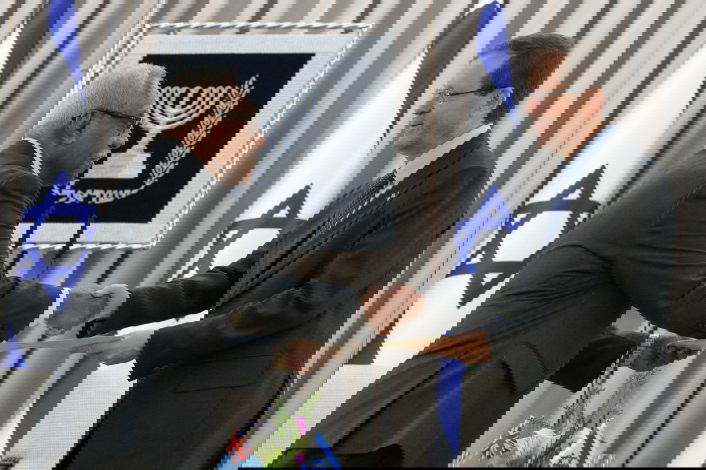 השגרירים בהגשת כתב אמנה לנשיא המדינה