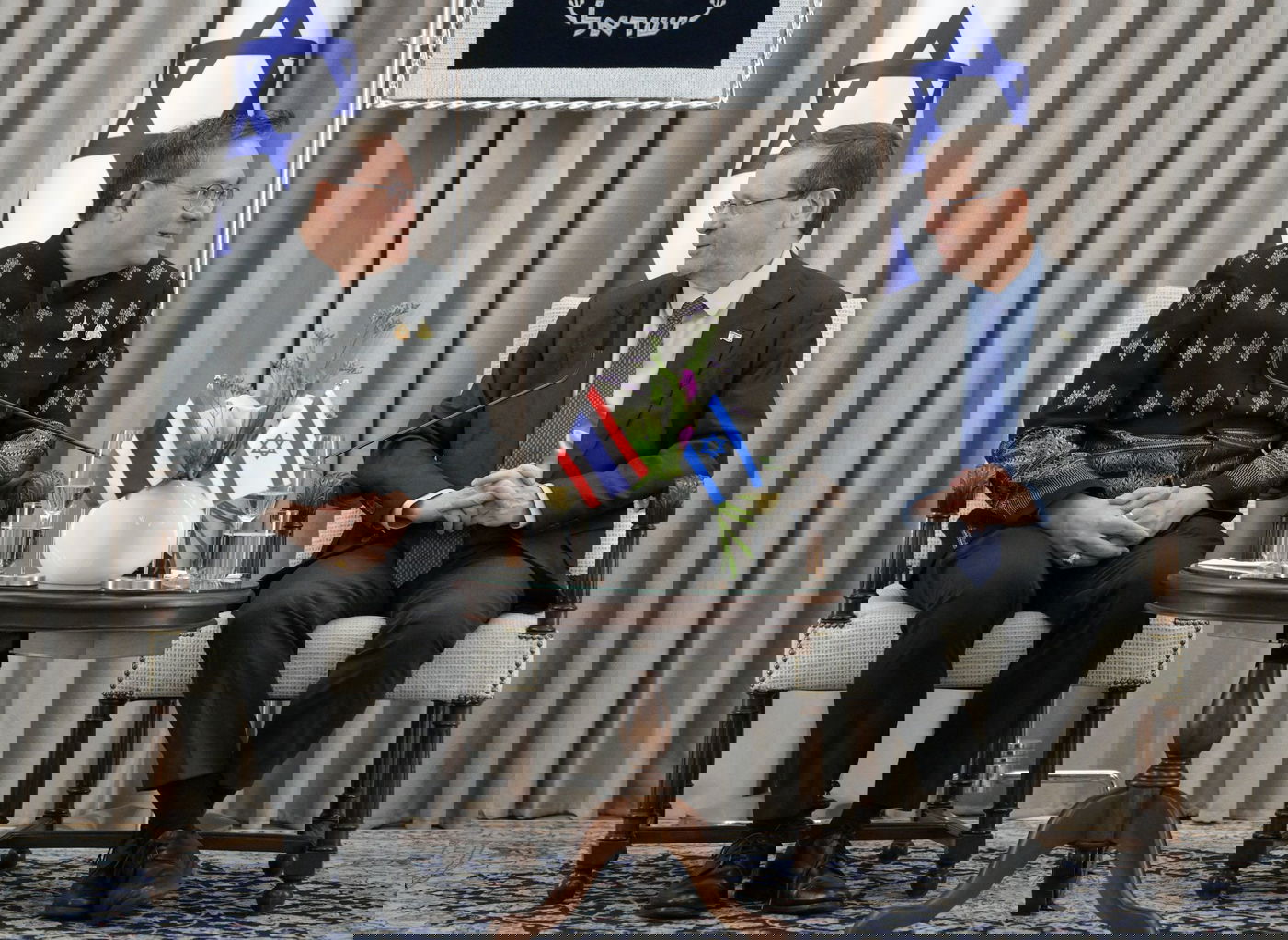 השגרירים בהגשת כתב אמנה לנשיא המדינה