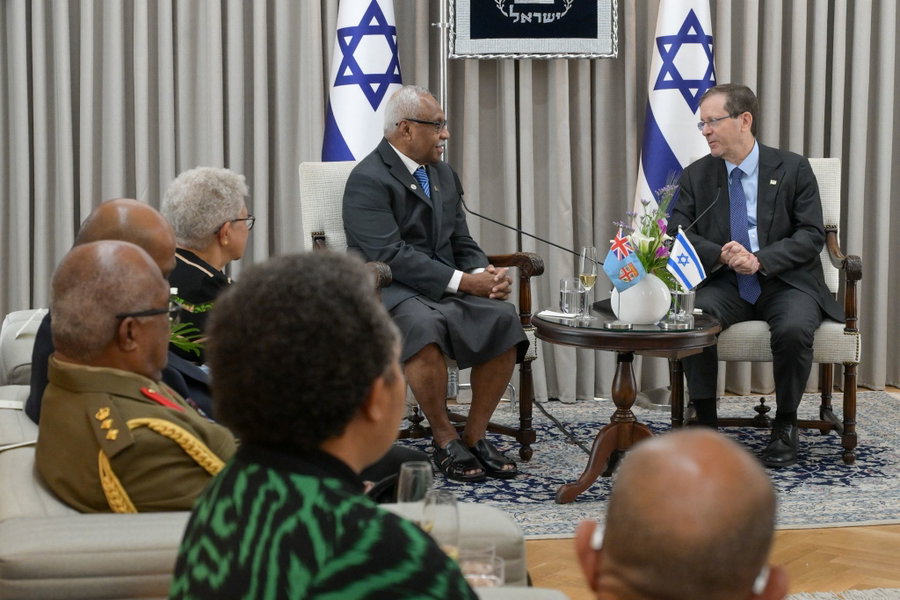 השגרירים בהגשת כתב אמנה לנשיא המדינה