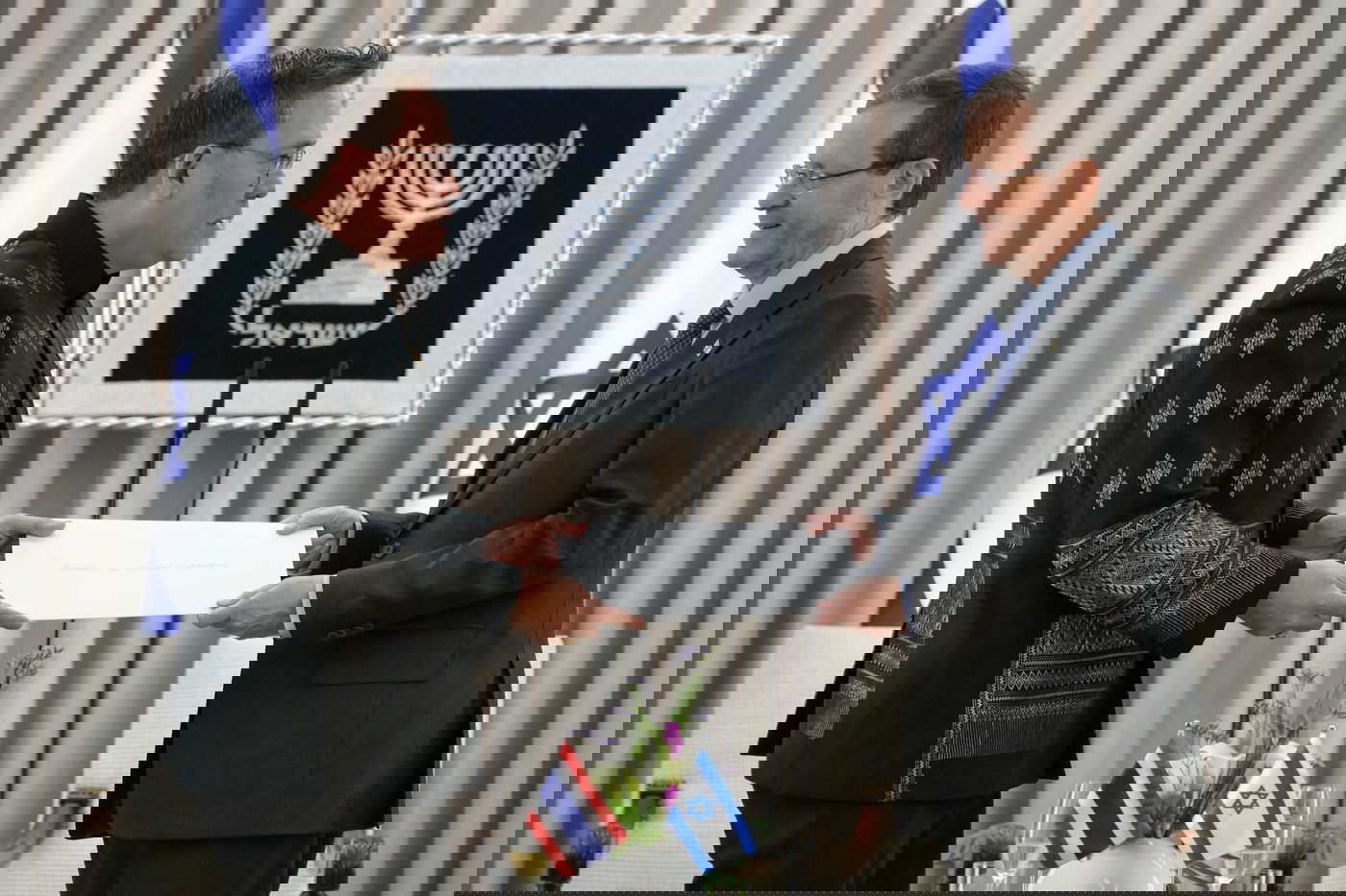 השגרירים בהגשת כתב אמנה לנשיא המדינה