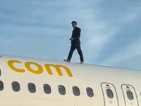 הנוסע על גג המטוס