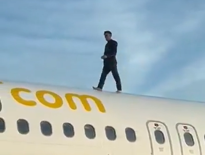 הנוסע על גג המטוס