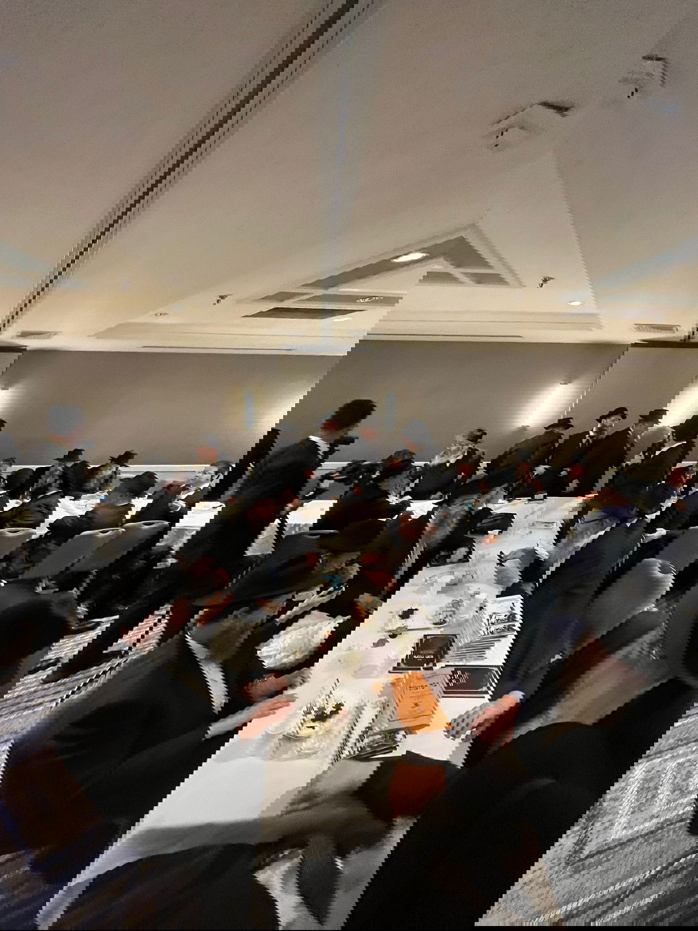 כשהנגיד המיליארדר רקד ופיזז בחתונת נכדו של הרב קוטלרסקי | תיעוד