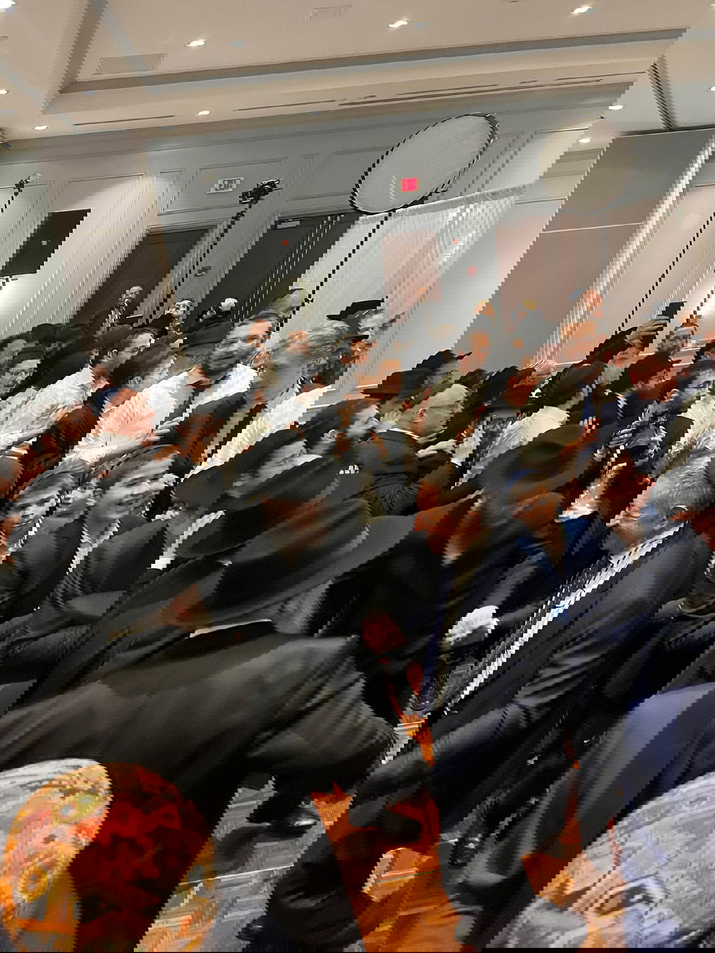 כשהנגיד המיליארדר רקד ופיזז בחתונת נכדו של הרב קוטלרסקי | תיעוד