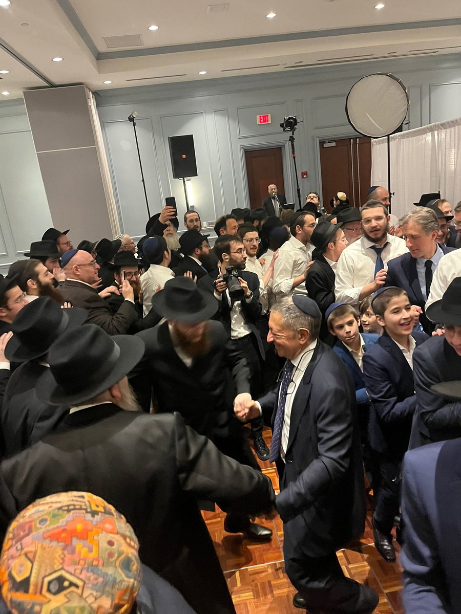 הנגיד המיליארדר רקד ופיזז בחתונת נכדו של הרב קוטלרסקי | תיעוד