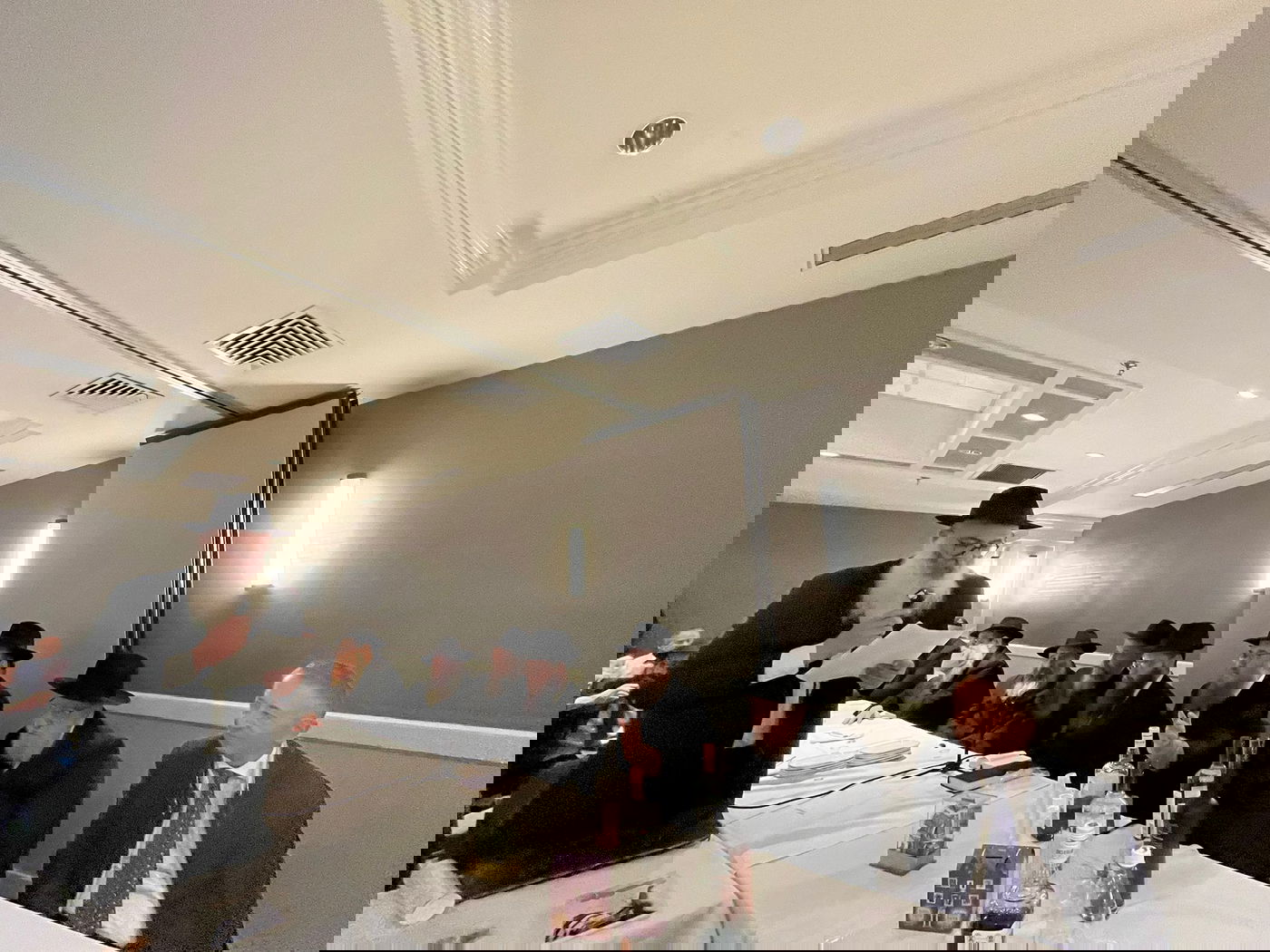 כשהנגיד המיליארדר רקד ופיזז בחתונת נכדו של הרב קוטלרסקי | תיעוד