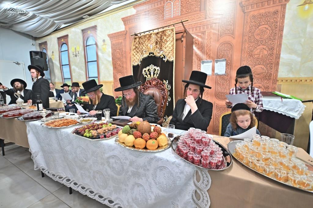 ט"ו בשבט בחצה"ק ספינקא בית שמש