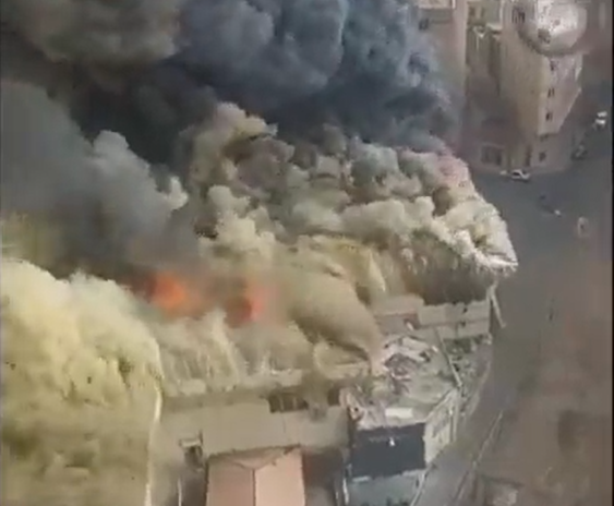 להבות בלב טהרן: שריפת ענק משתוללת במרכז הקניות במערב טהרן