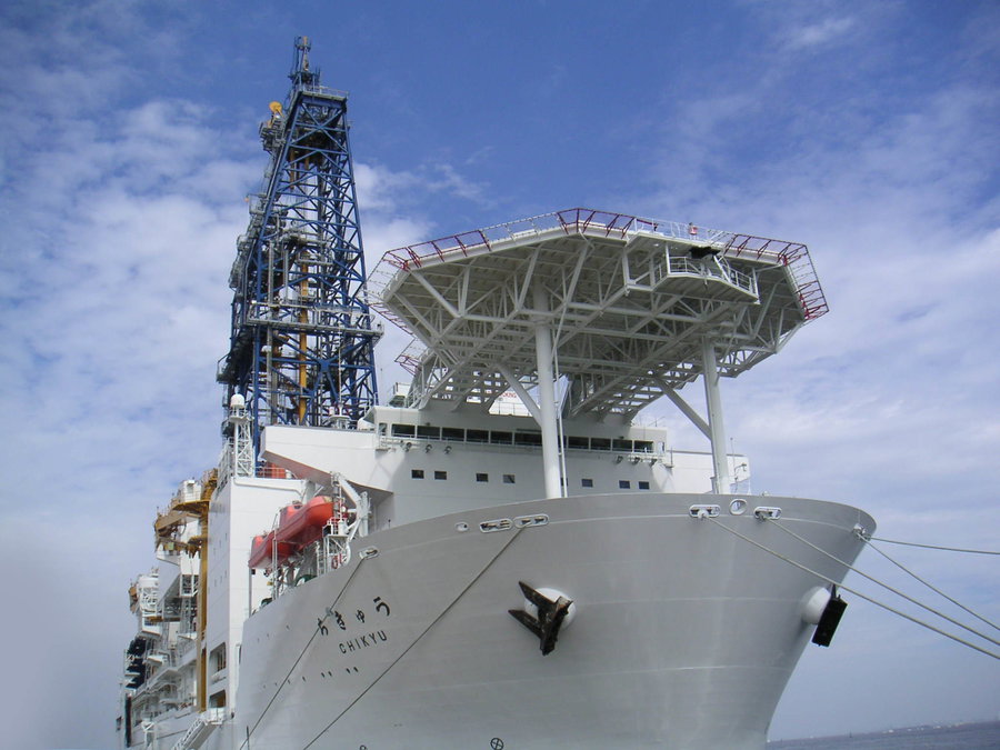 ספינת הקידוח לעומק הים “צ’יקיו” (CHIKYU) של JAMSTEC – הסוכנות היפנית לחקר הים והאדמה התמונה צולמה בנמל החדש יוקוסוקה, מחוז קנאגאווה, יפן.