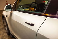 הידית ברכב חשמלי של טסלה