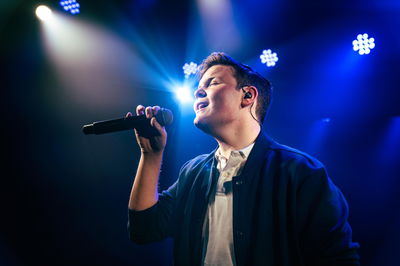 חיים ציפל בסינגל קליפ חדש: "תדליק לי נר"