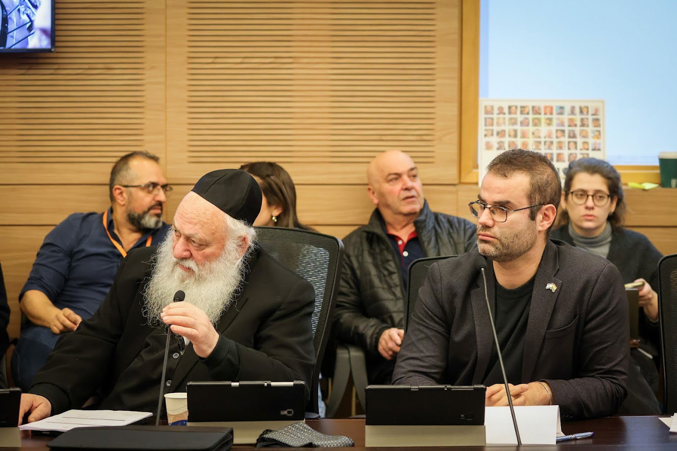 גולדקנופף מביע מחאה במהלך הדיון בוועדה