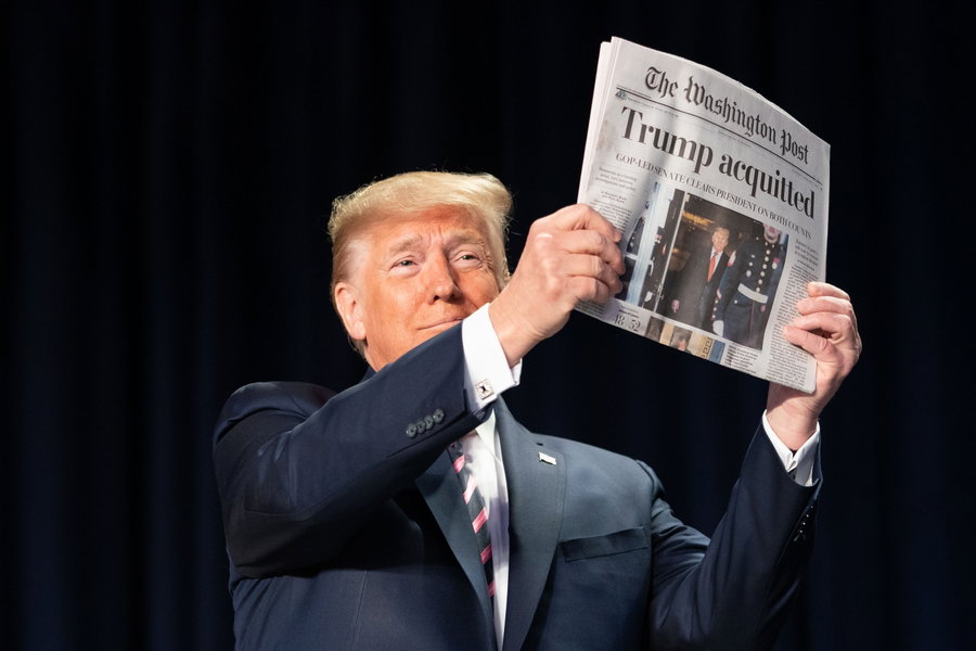 טראמפ מחזיק גיליון של הוושינגטון פוסט', אילוסטרציה