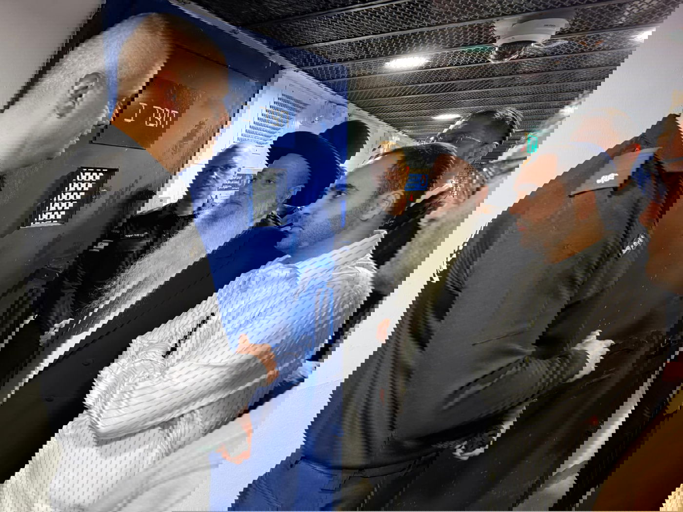 הרב יגאל כהן במהלך הביקור בכלא