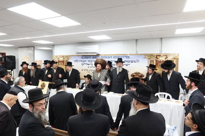 טיש ט"ו בשבט בחצה"ק מיאלען