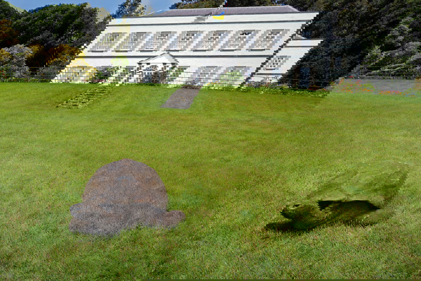 ג'ונתן משתעשע על המדשאות שלפני בית המטעים, 2022.