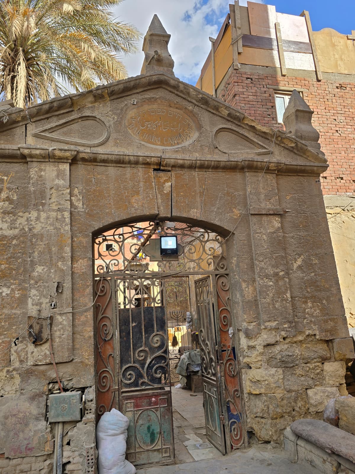 הכניסה לבית הקברות היהודי בקהיר