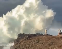 התיירים מצלמים את החוף - ונמלטים מאימת הגלים