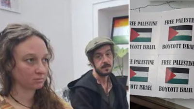 משמאל התיירים שגורשו, מימין המדבקות האנטי ישראליות