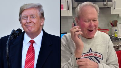 מימין רוברט אוליס, משמאל הנשיא טראמפ